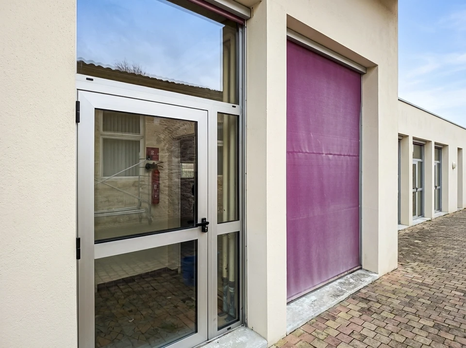 Homme faisant du cadre d'aluminium avec lunettes et filetage et installation de portes et de fenêtres sur le chantier