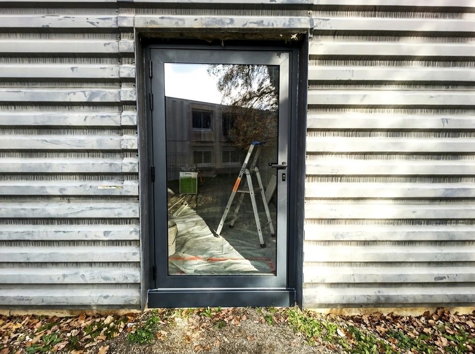 Ouvrier de construction installation d'une fenêtre dans la maison